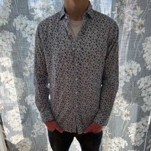 Unik Ralph Lauren skjorta - Tja! Säljer nu denna sjukt snygga och unika Ralph lauren skjorta i storlek s. Passar perfekt nu inför sommaren. Skicket är 9/10, inga tydliga deffekter. Nypriset ligger på 1600 kr. Vid fler frågor/bilder är det bara att skriva!