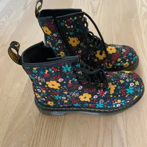 Säljer dessa jättefina Dr.Martens i blommigt mönster🌸 De är i väldigt fint skick och har inga märkbara defekter!  St.34 (stora) Köpta för över 500kr  Hör av er vid frågor, fler bilder eller prisförslag⭐️