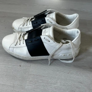 Valentino säljes  - Små skador som kommer med användning men inga andra skador jag märkt