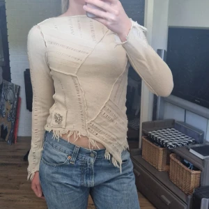 Tröja - Cool tröja från River Island i storlek 12. Nyskick! Krämfärgad