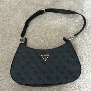 Guess Noelle 4g logo shoulder bag - Helt ny väska, säljes pga personliga hinder…  Kvitto finns  Kan skickas