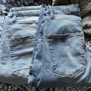 Ljusblåa jeans - Ljusblåa jeans. 