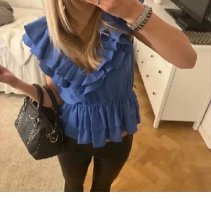 Blå blus  - Jag säljer den här super fina blusen då den tyvärr inte kommer till användning. Pris kan diskuteras 