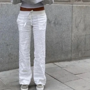 Alobha Linnebyxor - Linnebyxor från Alobha! Slutsålda. Storlek XS men passar även större. De är uppsydda så att de ska passa någon mellan 160-165cm ungefär! Så så fina men har bara kommit till användning några gånger! Kan behöva strykas🩷🩷