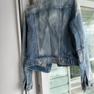 Super snygg jeansjacka  - Midjekort jeansjacka sparsamt använd
