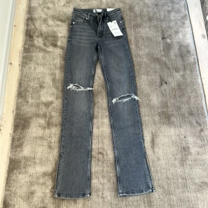 Jeans oanvända, prislapparna kvar, blå/grå färg. - Normal passform