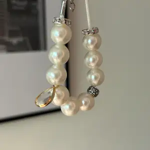 Snyggt armband med vaxad tråd och justerbart lås med stora pärlor, runda strassdetaljer, glashänge med gulddetaljer och metallpärla med dekor💖💖Armandet kostar 30 kr och beställs här på min plick💗  Instagram: jewelixx Tiktok: jewelixxx 