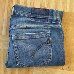Dondup George Jeans - Tja! Säljer dessa feta Dondup jeansen. 10/10 skick, inga defekter alls. Nypris: 1800kr, mitt pris: 599kr.  Passar perfekt på mig som är runt 175cm lång. Kan svara på alla frågor och skicka mer bilder på byxorna🙌!