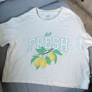 Kort T-shirt  - Kort T-shirt i använt skick 