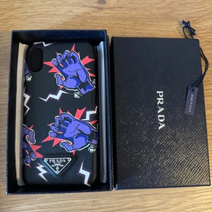 Prada Iphone X/XS skal - Iphone X/XS skal i super skick! Ord pris: ca 3900kr  Säljer då jag köpte en ny telefon 1 vecka efter att haft skalet.  Självklart är den äkta och köpt från Kaspersheat.  Vid ytterligare funderingar skriv dm😃