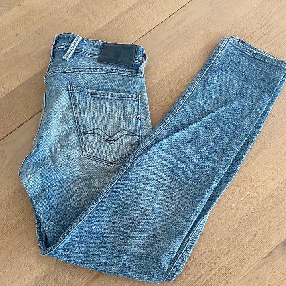 Säljer ett par snygga ljusblå Replay jeans modell Annabass stl 30 då de inte kommer till användning. Inga defekter.. Jeans & Byxor.