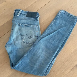 Replay Jeans Annabass stl 30 - Säljer ett par snygga ljusblå Replay jeans modell Annabass stl 30 då de inte kommer till användning. Inga defekter.
