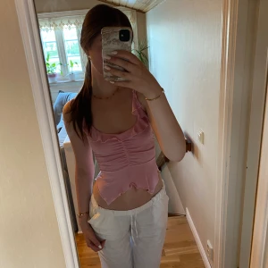 Rosa topp  - Jättesöt rosa topp i strl Xs-S🌸 Den är helt oanvänd, nyskick! Jag köpte toppen utomlands och vet därav inte exakt vilken butik den är från💗Pris kan diskuteras och det är bara att höra av dig vid frågor😚