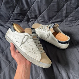 Golden goose - Säljer nu dessa Golden goose skorna i bra skick! Modellen ska vara ”lite smutsig”.  De är i storlek 42 men passar även 43. Endast skorna medföljer vid köp! Vid ytterligare frågor eller funderingar är det bara att höra av sig! 