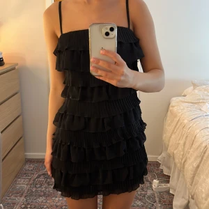 Svart volangklänning - Svart volangklänning ifrån H&M. Så så snygg och perfekt till sommaren!  😍😍💕