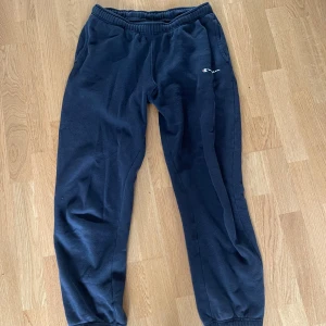 Mjukisbyxor  - Svarta Champion mjukisbyxor - Storlek M - Köparen står för frakten - Inga returer - Betalning via köp direkt 