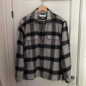 Samsøe Samsøe overshirt - En riktig fet overshirt från samsøe samsøe i storlek M. Använd endast en gång. Orginal pris 1700kr