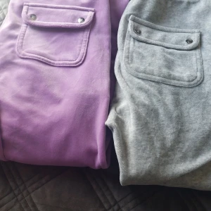 Säljer 2 juicy byxor 550 för båda - Den lilla är använd typ 4 gången som ny. Den gråa använd flera gånger men ff bra. 