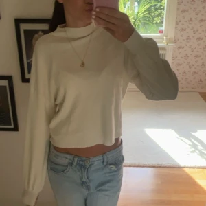 Vit tröja från only - Vit tröja från only, typ stickad men jätte tunn så den är kall❤️