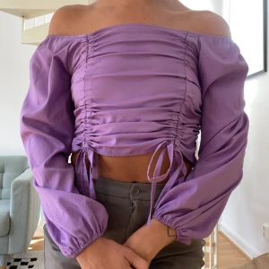 Lila offshoulder  - Fin offshoulder blus som aldrig kommer till användning 🥺mycket gott skick!  (XS-M)