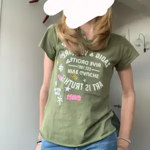 jätte söt t-shirt som är köpt förra året under våren. vet ej vilken storlek men den passar mig som är 170 cm lång utmärkt! 💛 knappt använd och är i fint skick! köpt för ungefär 600 spänn.