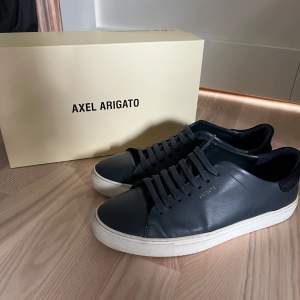 Säljer nu mina arigato skor då de inte används. Skorna är i bra skick.  Ny pris: Ca 2300kr  Köpte på Axel arigato hemsida.  Hör av er för fler bilder eller frågor. 