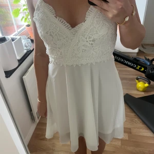 Vit Klänning  - Vit klänning från bubbelroom i st 38, använd 1 gång 💕