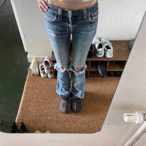 Jättecoola nudie jeans som jag sytt om till bootcut. 💞Tyvärr blivit för korta på mig som är 1,75. Står ingen storlek men skulle gissa att de är storlek 24/25. Nypris på nudiejeans är 1600 kr - därav högre pris.  Midjemått: 72 cm Innerbenslängd: 82 cm