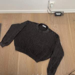 En baggy och croped tröja från bershka i väldigt bra skick knappt använd och riktigt snygg. Jag är 180 och den passar bra på mig. Storlek Medium