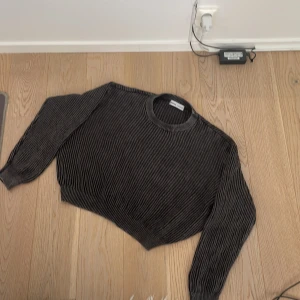 Knitted tröja från bershka - En baggy och croped tröja från bershka i väldigt bra skick knappt använd och riktigt snygg. Jag är 180 och den passar bra på mig. Storlek Medium