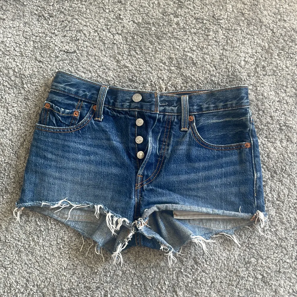 Levis 501 jeans shorts med en medium hög midja!. Shorts.