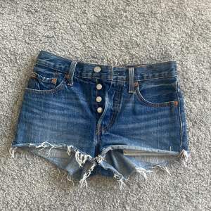 Levis 501 jeans shorts med en medium hög midja!