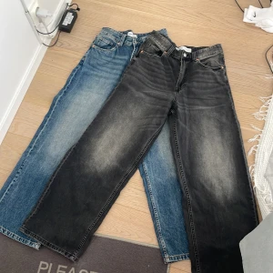 Bershka jeans baggy storlek 38 - Bra skick på båda två, väldigt snyggt fade. Sitter ganska baggy men är också ganska långa, lite för långa för mig och jag är 180 men jag har fortfarande kunnat använda dom.  !!De svarta är sålda!!