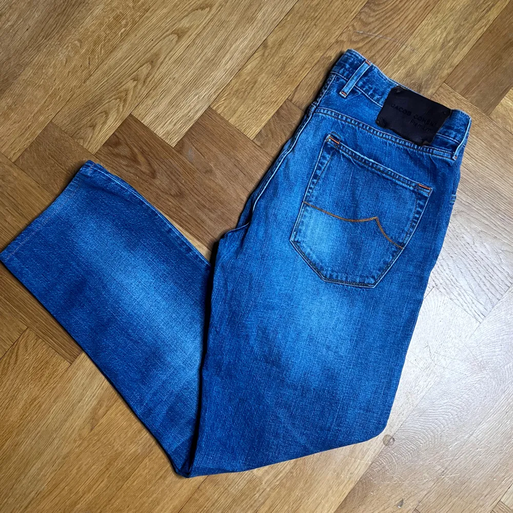 Jacob Cohen Jeans | Skick: 8/10 | Storlek: 34/32 | Nypris: ca 4000 kr | Pris: 849kr | Hör av dig vid minsta fråga eller fundering✍️. Jeans & Byxor.