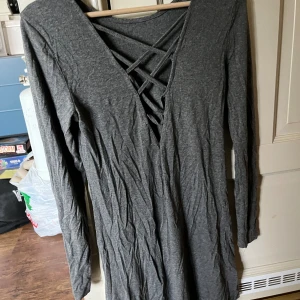 Basic klänning med lite detaljer  - Fin basicklänning från Gina Tricot, sjukt stretchig och fina banddetaljer i ryggen. Strl S 40kr Köparen står för frakten💕