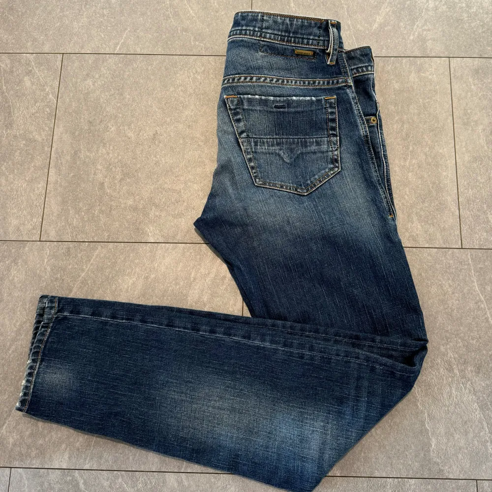 Supersnygga diesel jeans. Slim-skinny diesel ”THOMMER”. Fint skick, hjälper min bror att sälja dem. Hör av dig vid frågor😊 Pris går självklart att diskutera.. Jeans & Byxor.