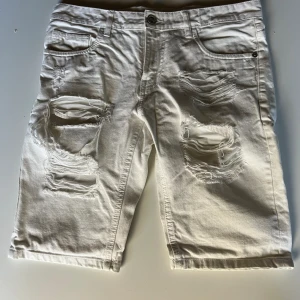 Vita shorts med slitage  -  Säljer dom då de är för små. Storlek S, sitter som M