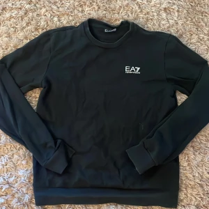 Armani sweatshirt  - Storlek: S skick: 7/10 inga skador. Bara att skriva vid fler frågor.
