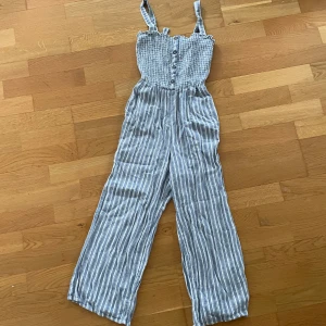 Supergullig byxdress 🩵🩵 - Byxdress från Hollister i storlek XS. Använd några gånger, men i bra skick. Superfin att ha på sommaren! 🩵🤍