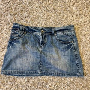 Lågmidjad jeanskjol  - Såååå snygg och trendig jeanskjol i storlek S men passar även M och Xs beroende på hur man vill att den ska sitta💕💕