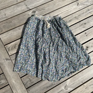 Boho, blommig midi kjol  - M Mycket bra skick 