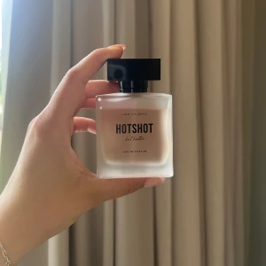 Hotshot but hotter parfym - Linn Ahlborgs parfym ”hotshot but hotter”. Luktar så gott🥰🥰