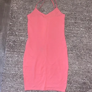 Klänning - Rosa tajt och kort klänning i S  Kontakta för mer info/fler bilder. Kan postas men köpare står för frakten. Kan mötas upp i malmö. 