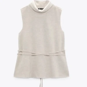 Zara topp - Säljer en zara topp som är helt slutsåld. Använd ett par gånger, men har fortfarande väldigt bra skick. Säljer för 250 kr + frakt💕Hör av er till mig vid frågor eller fler bilder:)