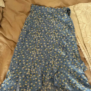 Blå mönstrad kjol - Kjolen är i S men ganska liten i storleken, den har inga tecken på användning och är i nyskick. 