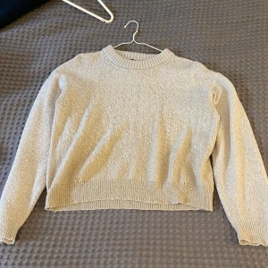 Beige stickad tröja - Min absoluta favorit tröja, super mysig och super skön.  Har använt denna både för jeans men även kjolar under vintern med ett par höga stövlar. Verkligen sååå snygg, men används inte längre. Priset går alltid att diskutera!❤️