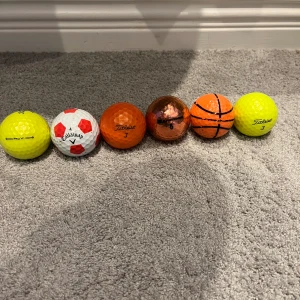 Golfbollar i toppskick! - Nu när sommaren är här kan det vara bra att fylla på med lite extra bollar i bagen. Vi har en massa bollar från olika märken ex Titlest pro v1 och en massa färgade bollar. Hör av om du söker golfbollar så löser vi ett riktigt bra pris!😃
