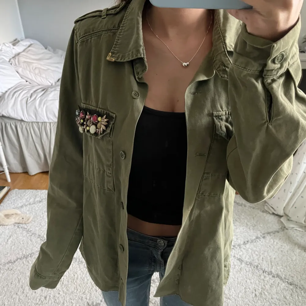 Jättefin grön jeansjacka från zara i storlek S💚. Takit.