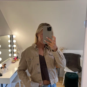 Beige jeansjacka - Så snygg beige vintage jeansjacka i gott skick! Silverknappar. Storlek M men passar även S. Jag är 167 cm lång och normal S/M 💕