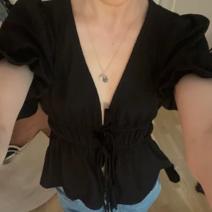 Blus  - Så snygg v-ringad blus från Gina Tricot ❣️ köpt för ca 1 & ett halvt år sedan & sparsamt använd❣️ hör av er för frågor eller fler bilder❣️